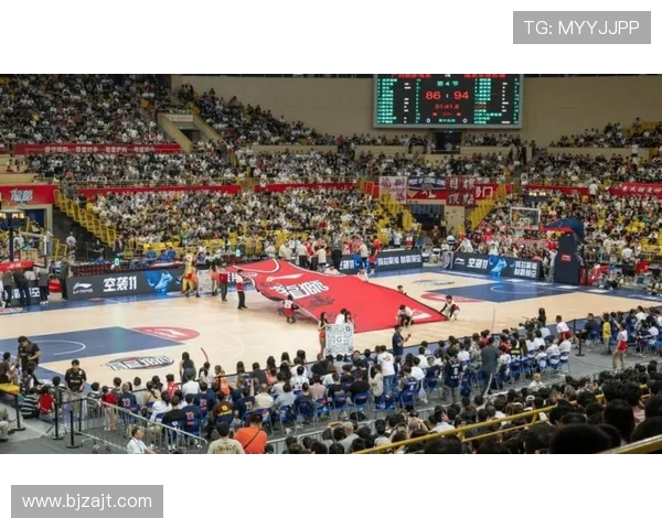 CBA联赛新赛季火热开战，球队竞争激烈球迷热情高涨，谁能最终问鼎总冠军